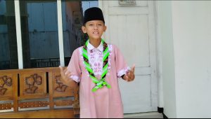 Yasir saat membuat vidio untuk Lomba Dai Cilik